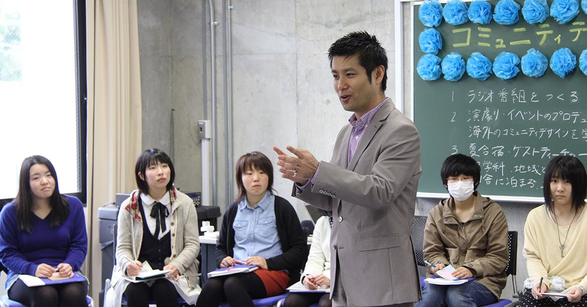 教鞭をとる山崎さん