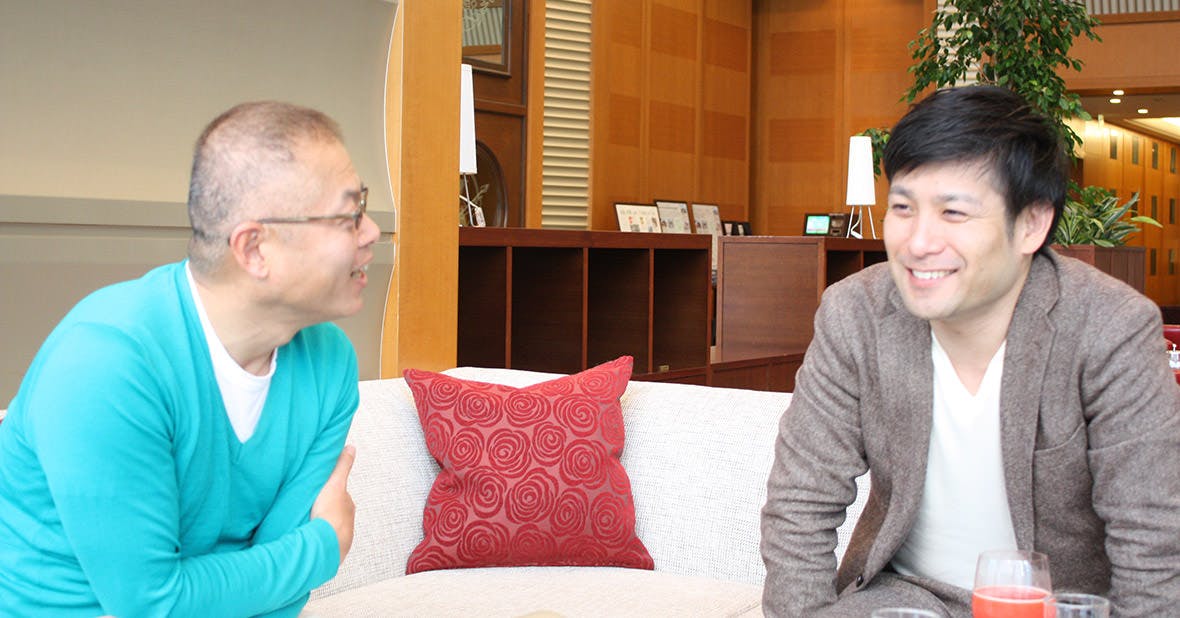 談笑するふたり